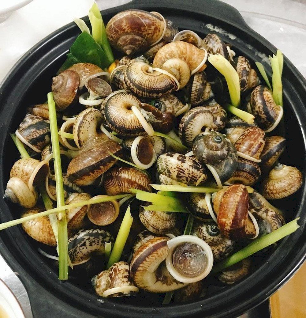 Một phần ăn ốc núi hấp sả tại nhà hàng Thăng Long, Ninh Bình